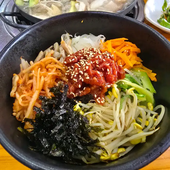 다양한 재료가 푸짐하게 올라간 육회 비빔밥
