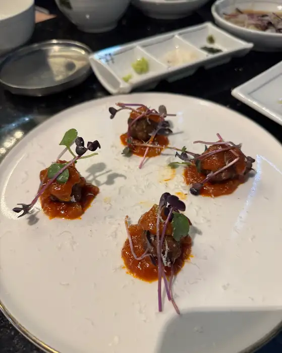 화우정의 독특하고 맛있는 수제 미트볼 요리