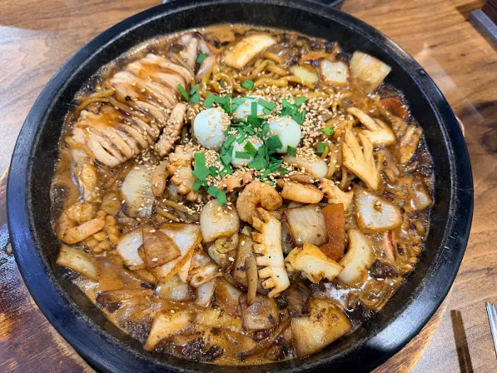 푸짐한 해산물과 소스가 어우러진 돌짜장