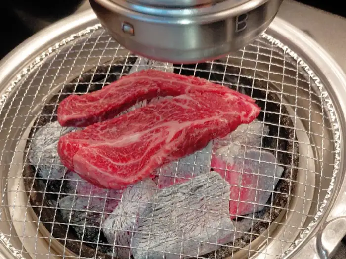 숯불 위에 놓인 신선한 소고기 부위