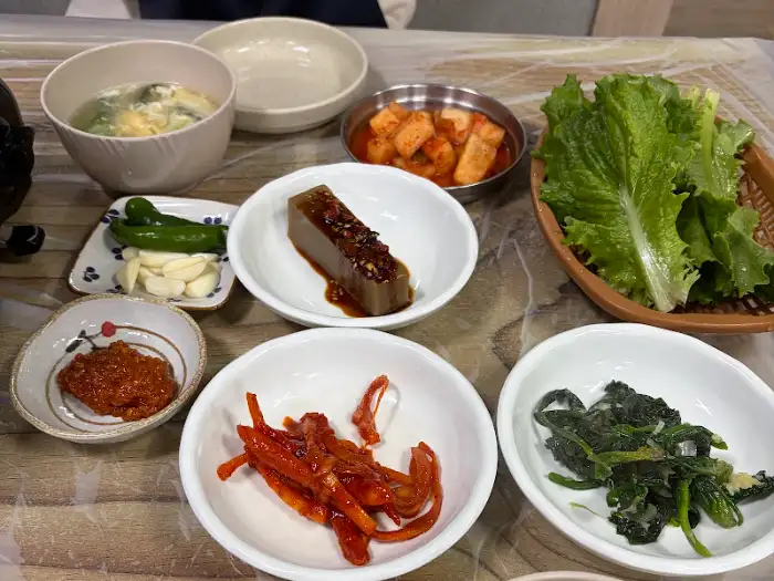 다양한 밑반찬과 쌈 채소