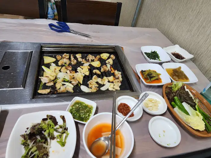 테이블에 차려진 음식들