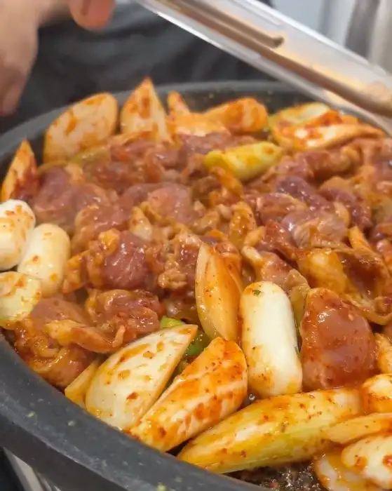 사랑채덕 평창오대산점에서 볶음밥 조리가 시작되기 전 모습