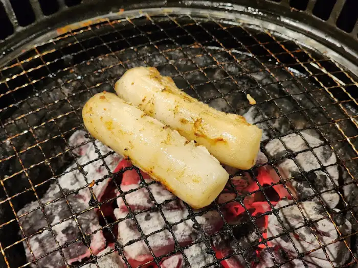숯불 위에서 맛있게 익어가고 있는 떡꼬치