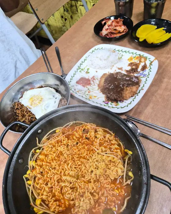 또와또와의 푸짐한 한상차림, 돈까스, 라면, 볶음밥 구성
