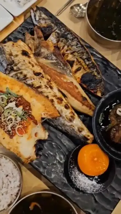 다양한 고등어구이와 곁들임 메뉴가 푸짐하게 차려진 상차림