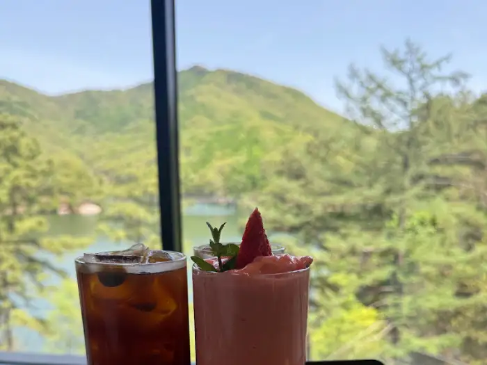 진한 커피와 딸기 스무디, 파주 레드브릿지 음료