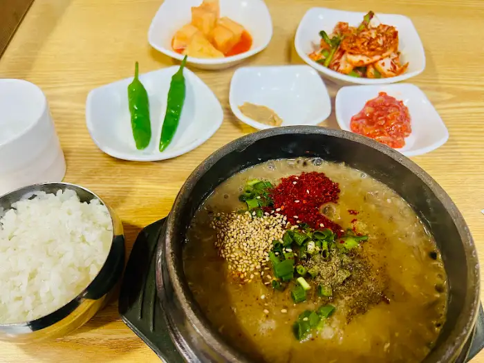 우진해장국 고사리육개장 위 고명과 밥 한 공기