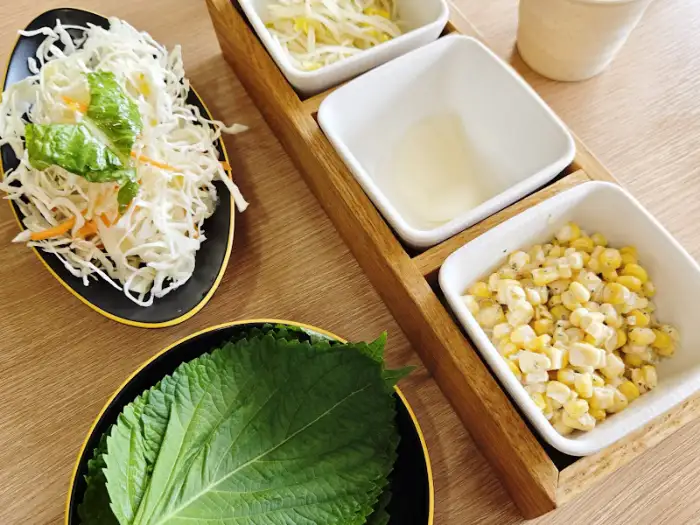 깻잎, 쌈무, 콩나물 등 쭈꾸미와 함께 곁들이기 좋은 밑반찬