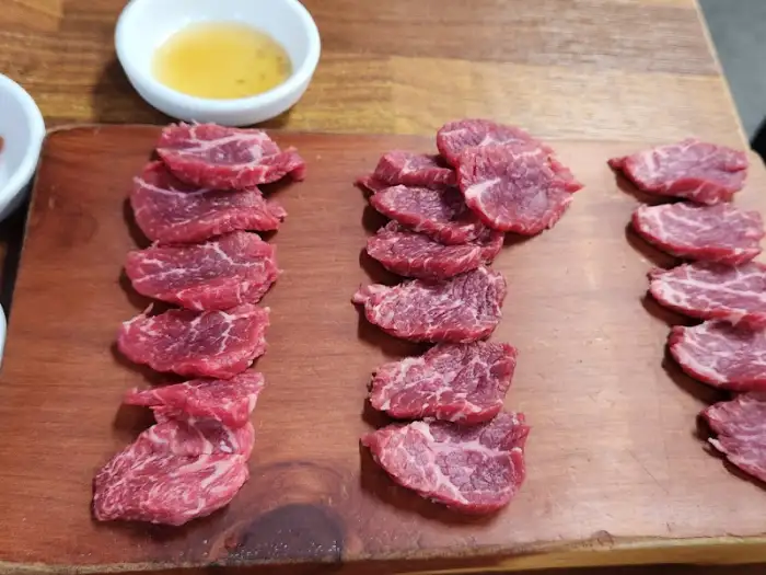 신선한 육사시미가 접시에 담겨 나온 모습