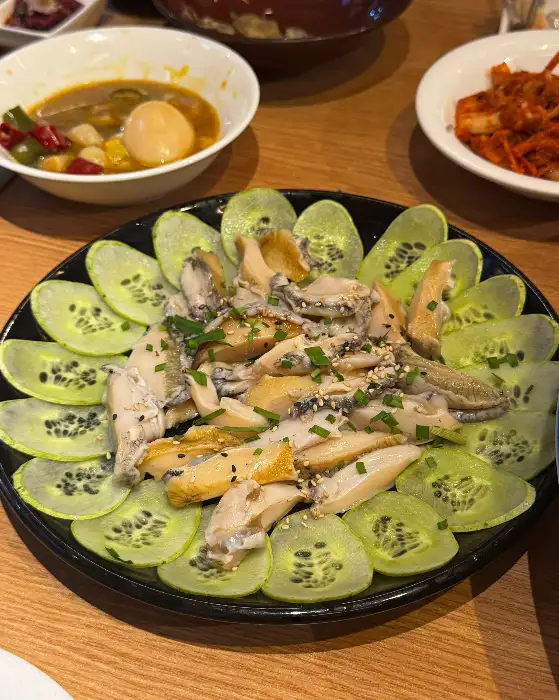 싱싱한 해산물이 푸짐하게 담긴 요리