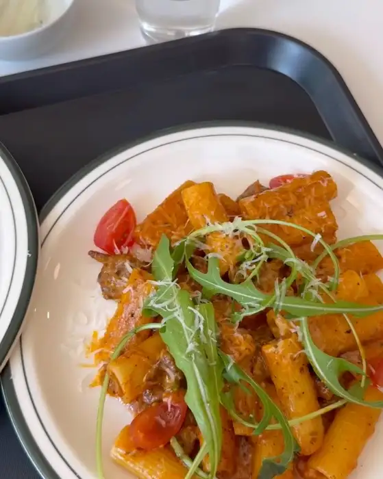뽁식당 신촌점의 로제 소스 파스타와 토마토