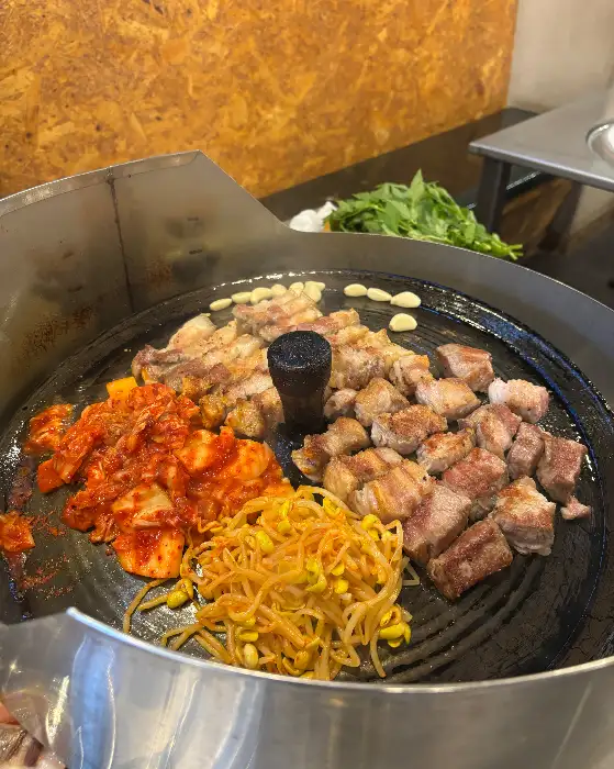 목구멍 사직점 솥뚜껑 위 삼겹살과 곁들임