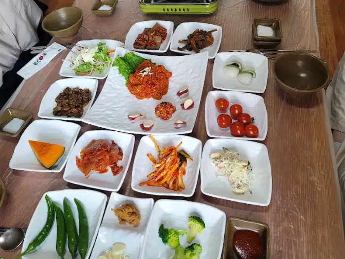 다래가든 한상차림, 닭육회와 다양한 밑반찬