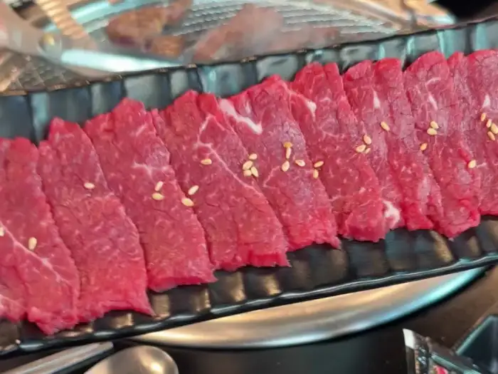 정갈하게 접시에 담긴 육사시미