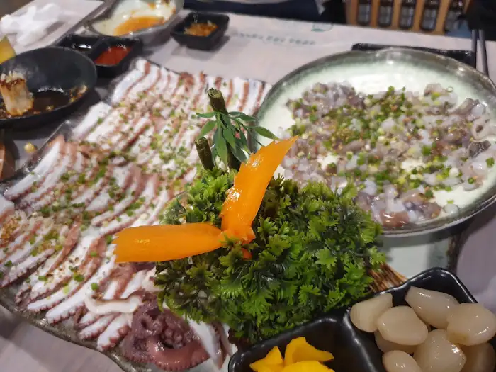 정성스럽게 차려진 해산물 요리 한 상