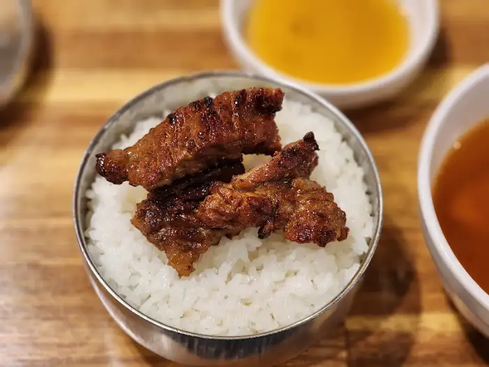 따뜻한 밥 위에 올려진 먹음직스러운 갈비