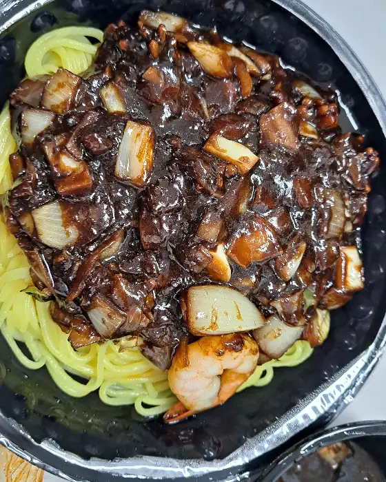 풍성한 짜장 소스가 듬뿍 올라간 짜장면