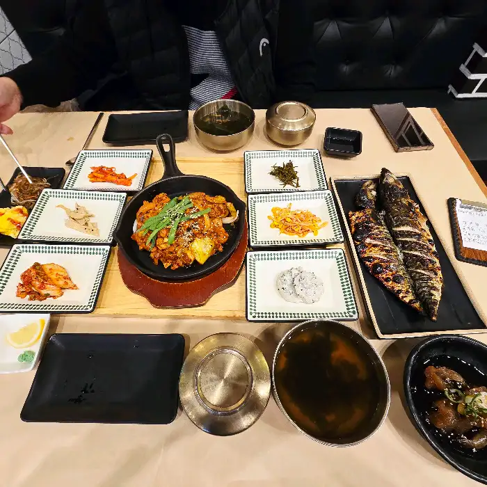 다양한 반찬과 함께 차려진 2인 한상 메뉴