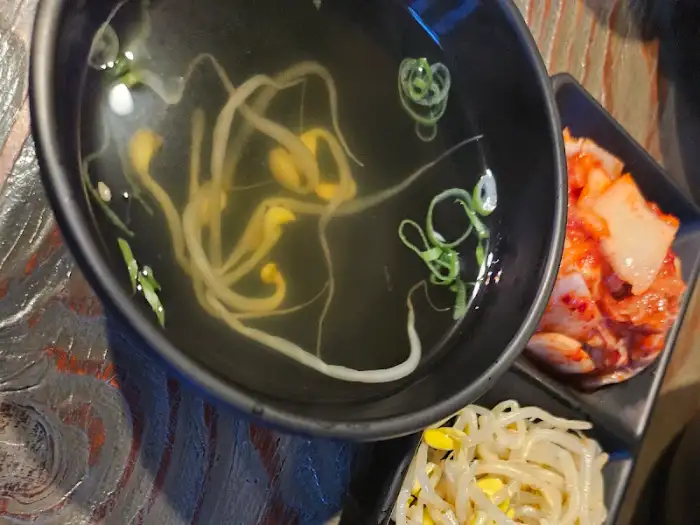 맑은 콩나물국과 김치 등 기본 찬