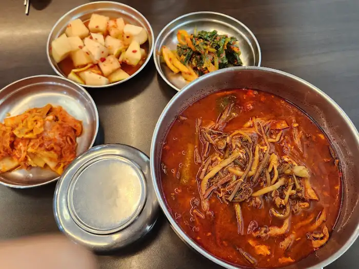 풍전식당 육개장과 밑반찬 차림