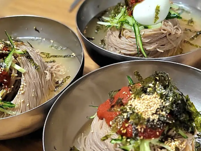 테이블에 놓인 물 막국수와 비빔 막국수