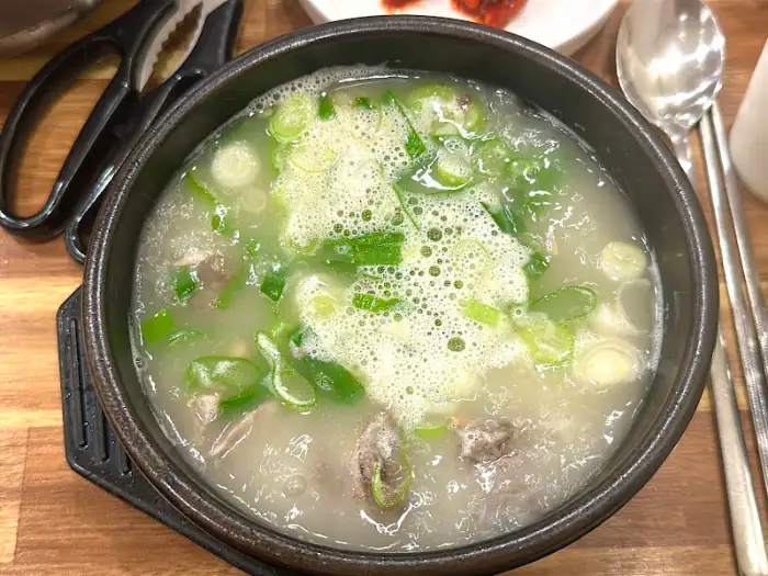 김이 모락모락 나는 따뜻한 돼지국밥 한 그릇