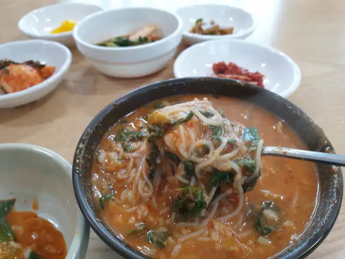 따뜻한 국물과 함께 떠낸 어죽 면발