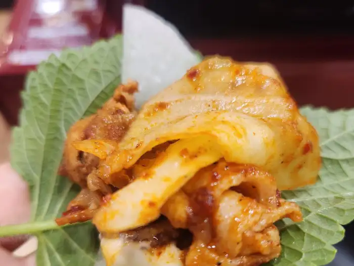 깻잎 위에 쭈꾸미와 김치를 올린 모습