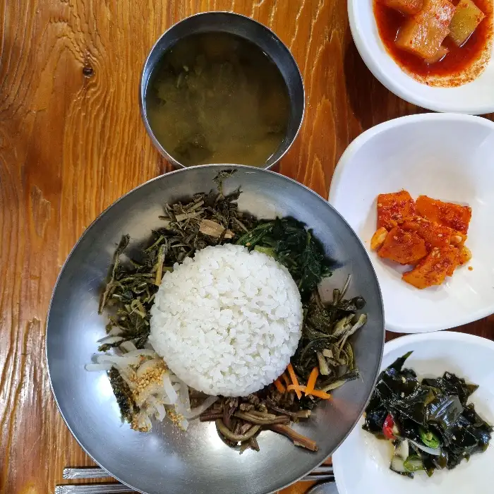 산마을식당의 산채비빔밥과 곁들임 반찬
