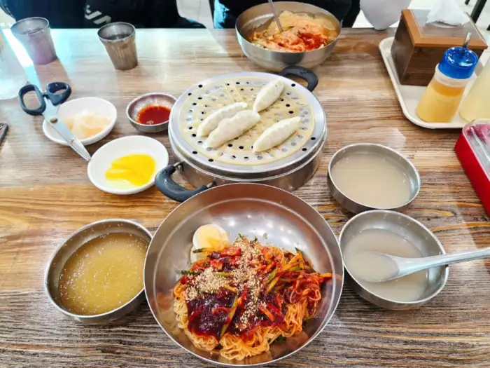 삼산밀면전문점 테이블 세팅