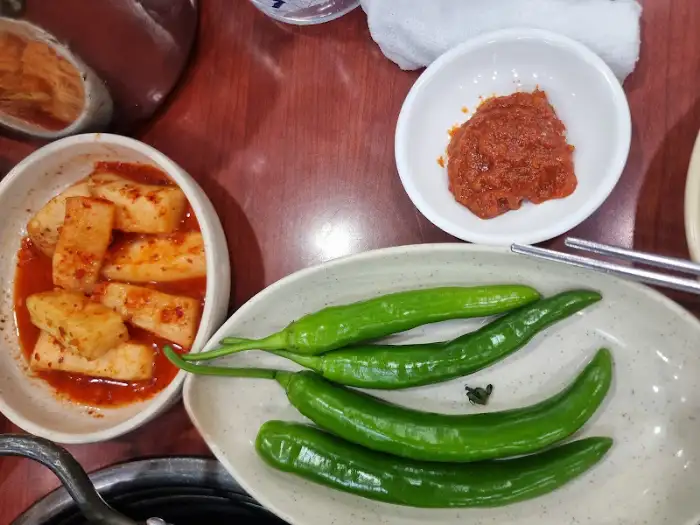 깍두기와 풋고추, 양념장