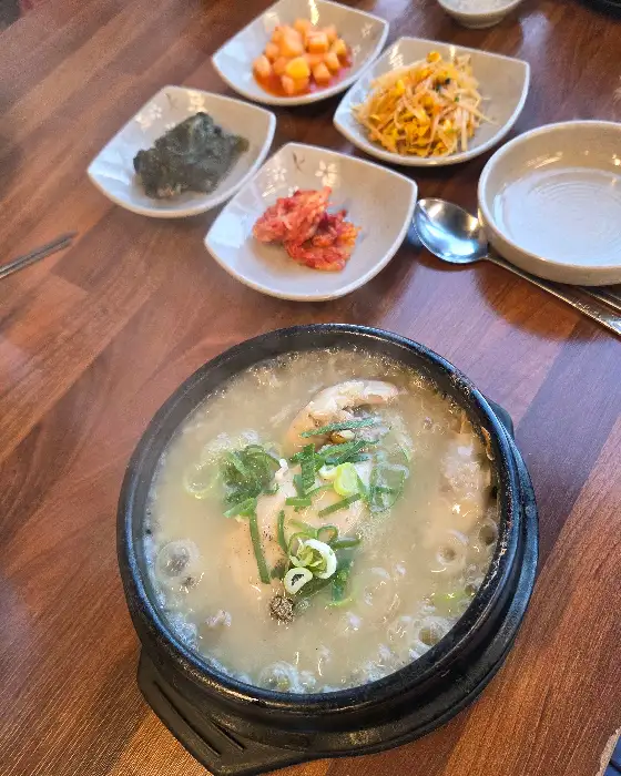 푸짐한 삼계탕과 함께 차려진 밑반찬 모습
