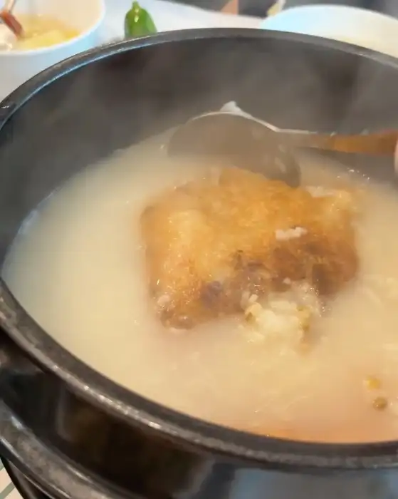 본가장수촌 평촌점 누룽지가 띄워진 백숙