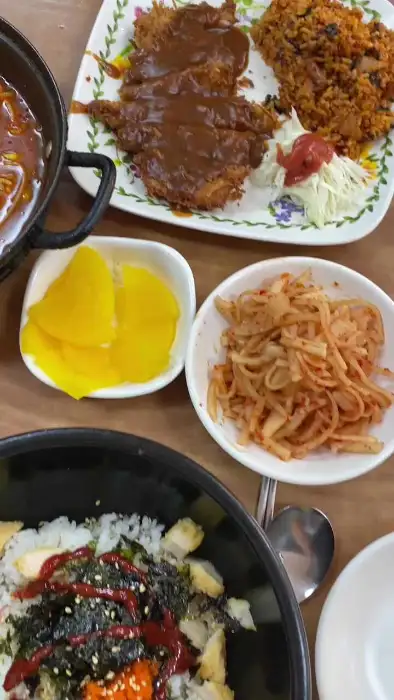 또와또와의 여러 메뉴가 함께 놓인 식탁 풍경