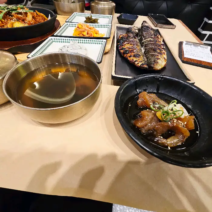 따뜻한 국물과 고등어 조림이 함께 나온 모습