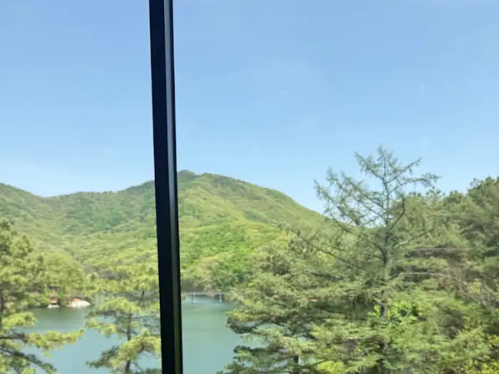 창밖으로 보이는 푸르른 산과 호수 풍경