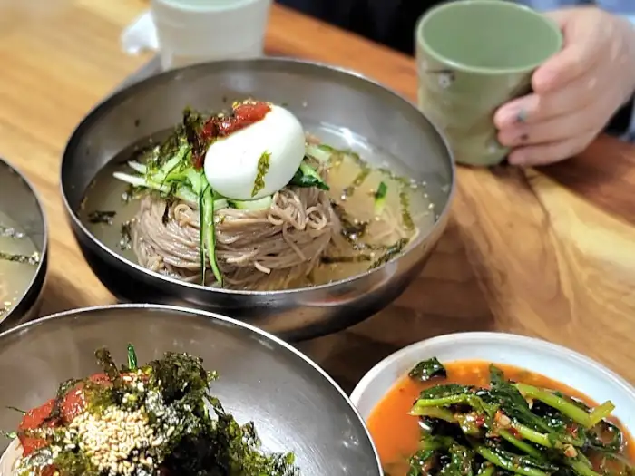 막국수와 함께 제공된 열무김치가 담긴 그릇