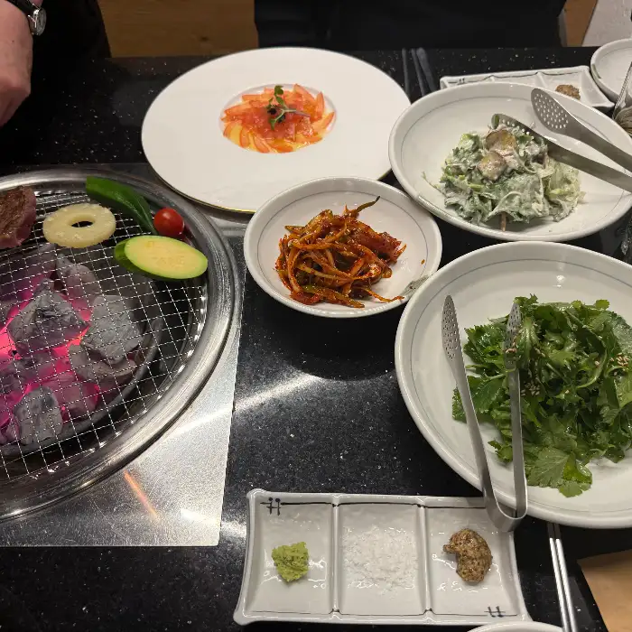 화우정의 테이블 세팅과 곁들임 음식들