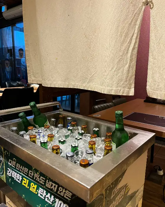 다양한 병맥주가 시원하게 담겨 있는 아이스박스
