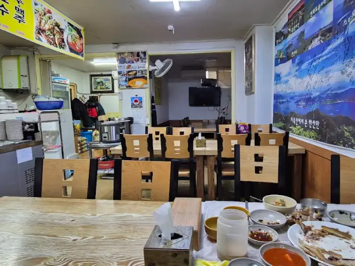 명자식당 내부 홀 모습