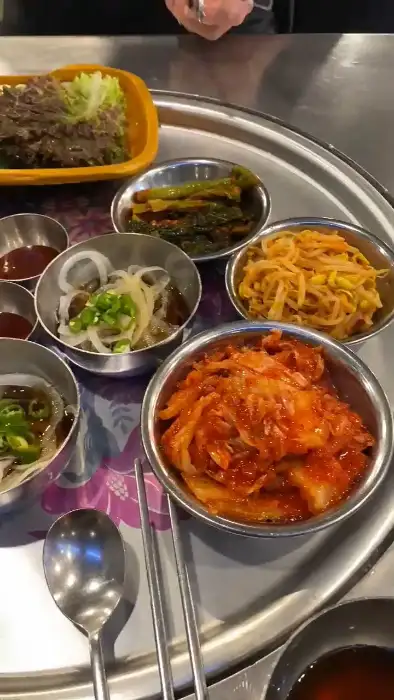 목구멍 사직점의 푸짐한 반찬 구성