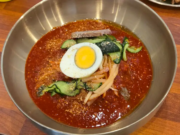 신비면옥 춘천명동점 우대갈비냉면의 클로즈업 모습