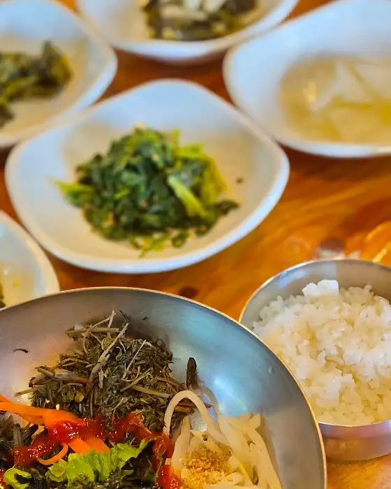 산마을식당 테이블에 놓인 다양한 나물 반찬