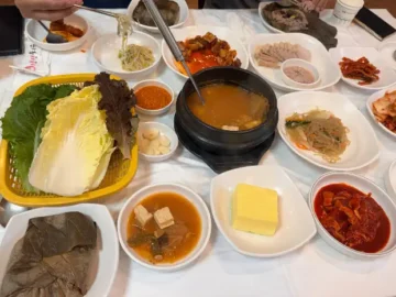 부여 향우정의 푸짐한 한정식 한상차림
