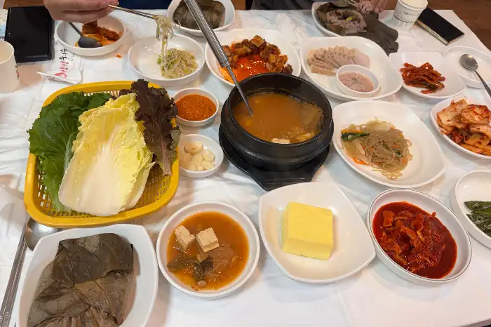 부여 향우정의 푸짐한 한정식 한상차림