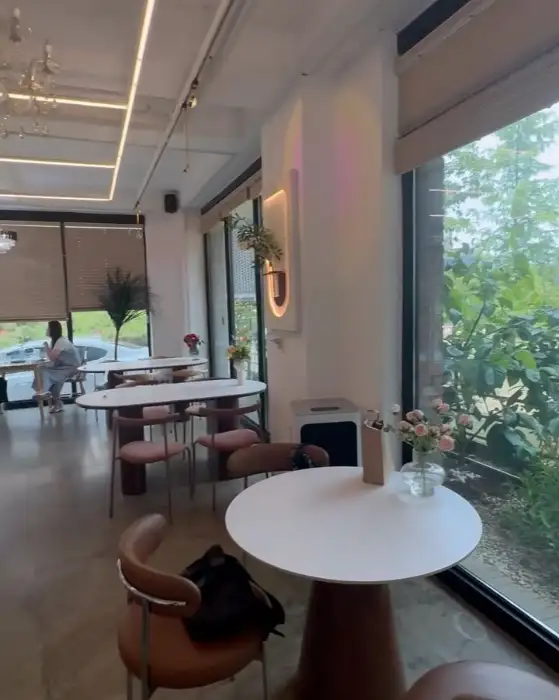 매장 내부의 테이블과 의자가 보이는 풍경