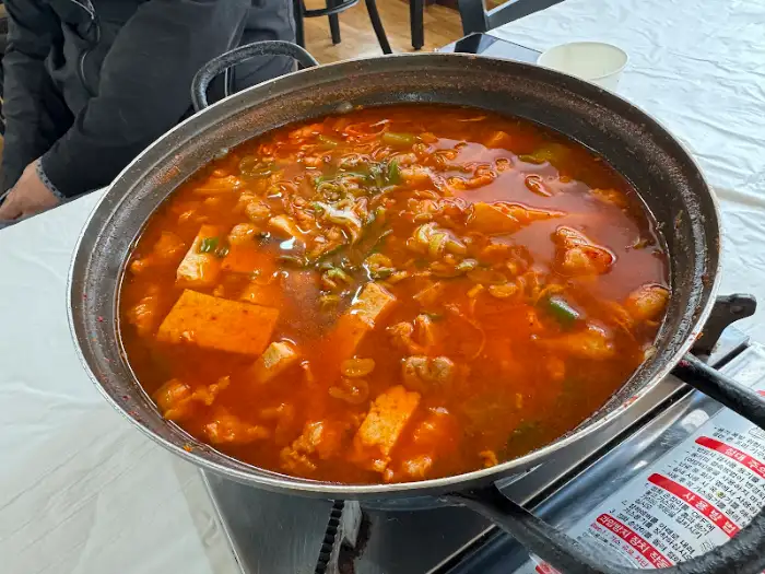 이화수식당 사태찌개 근접 촬영
