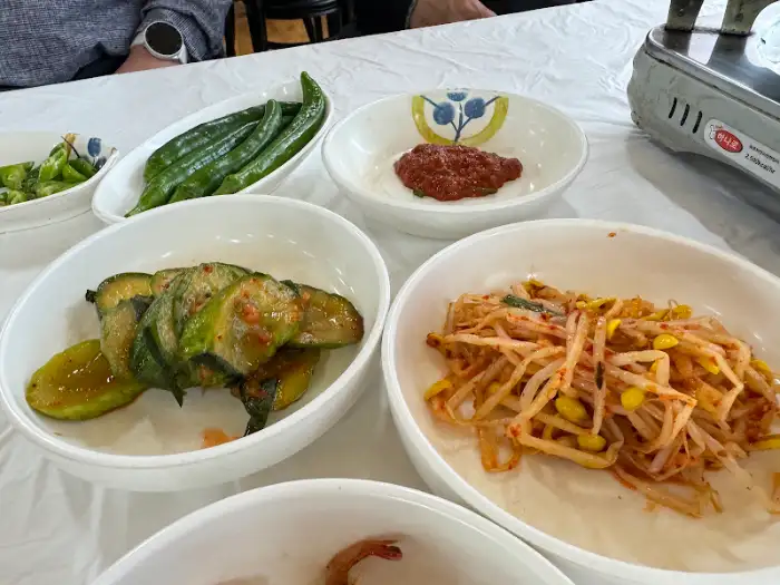 다양한 밑반찬 구성