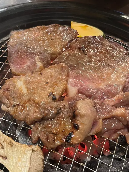 숯불 위에서 맛있게 익어가고 있는 꾼돈 숯불갈비 경기광주태전점의 돼지갈비